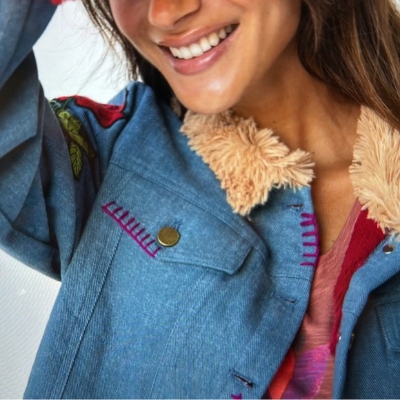 NWT Natural Life Denim Jacket with embroidered floral patches+faux fur Size XL - Picture 5 of 15